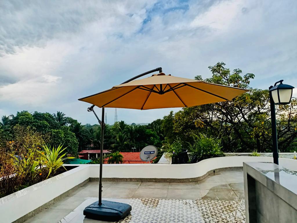 Side Pole Round Umbrella with Waterbase